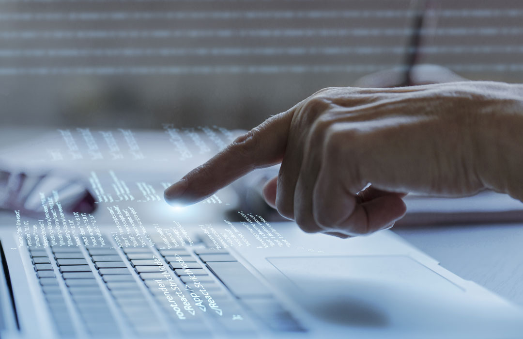Mão interagindo com tela digital sobre teclado, representando automação e tecnologia na gestão digital de peças.